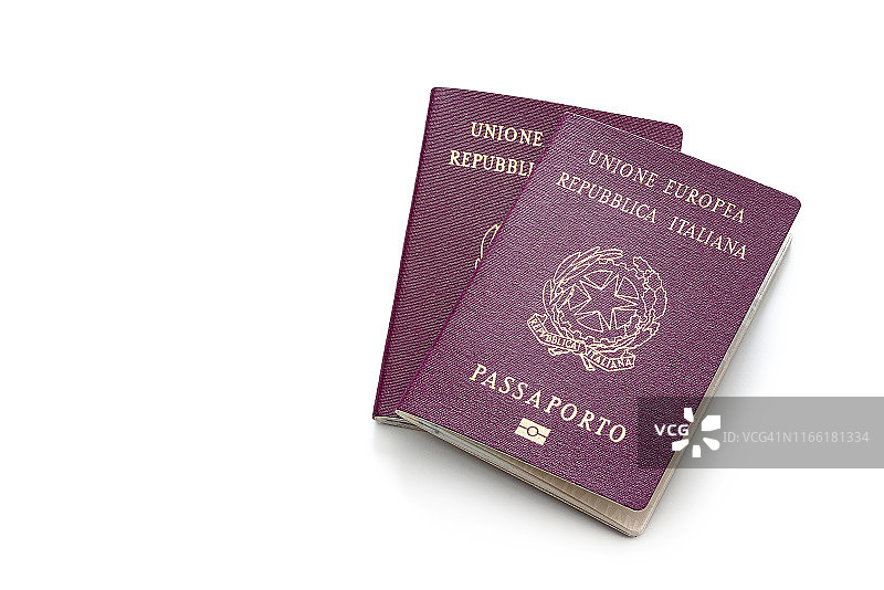 两本意大利护照，白色背景隔离图片素材