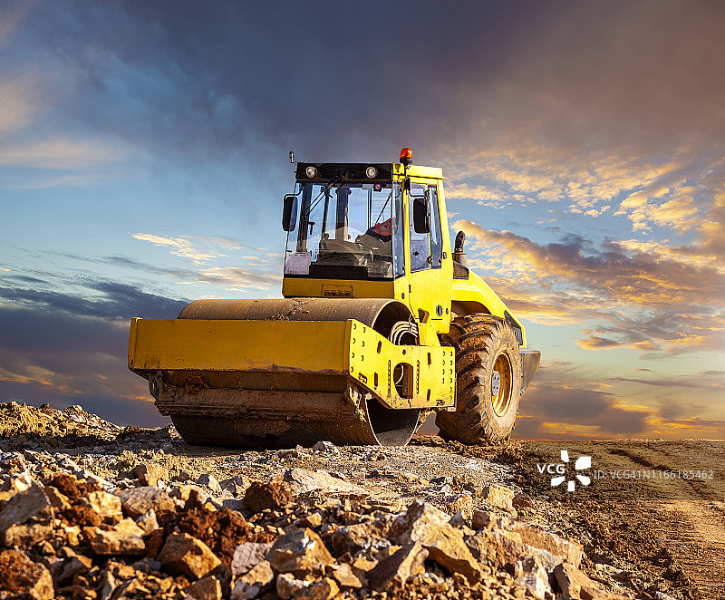 施工现场的压路机图片素材