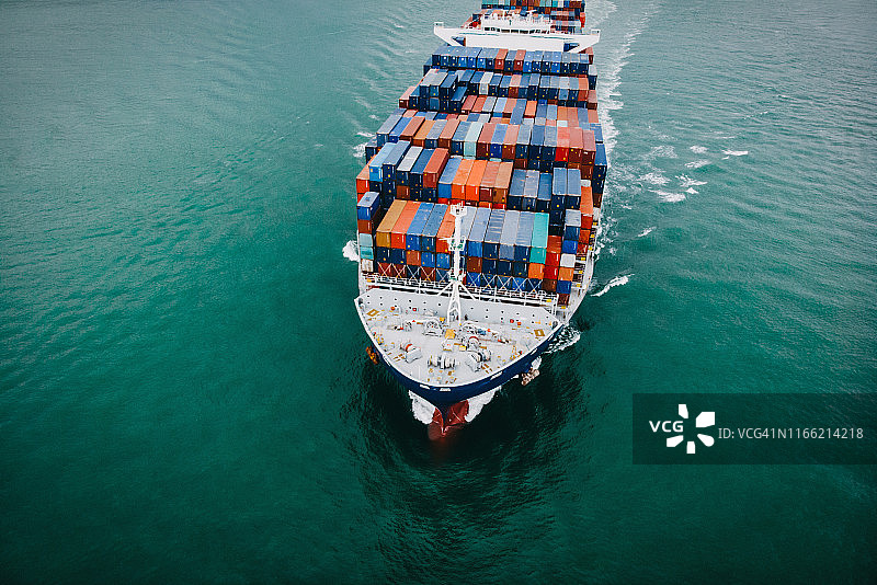 横跨海洋运输货物的集装箱船航拍图片素材