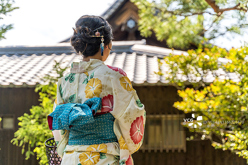 年轻女人身穿和服在京都图片素材