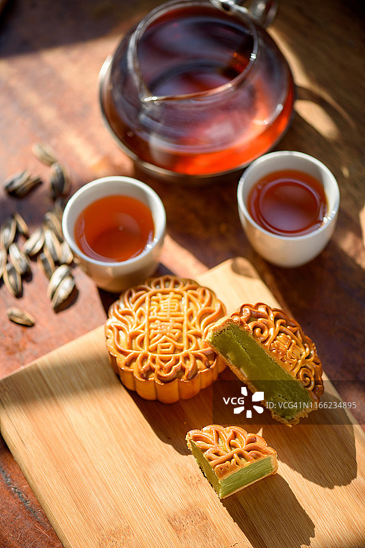 中秋节月饼和中国茶图片素材