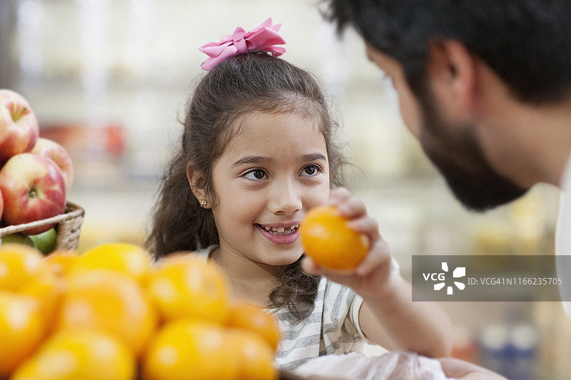 父女在超市购买水果图片素材