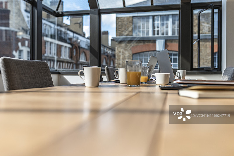 空荡的商务办公室，桌子上摆放着零星物品图片素材