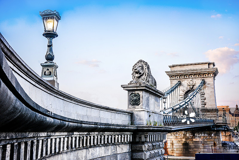 匈牙利布达佩斯链桥和狮子雕像图片素材