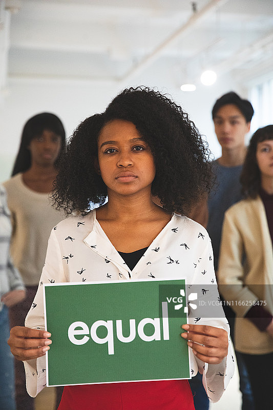 年轻女子为平等权利而站立图片素材