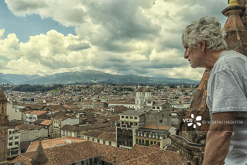 年长的男人观赏昆卡城市风光图片素材