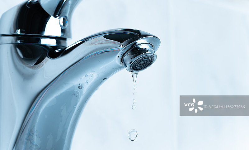 从水龙头滴落的水滴图片素材