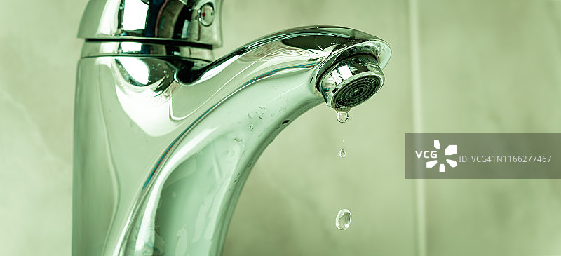 从水龙头滴落的水滴图片素材