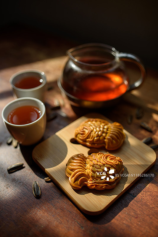 中国传统节日中秋节鱼娃娃月饼和中国茶图片素材