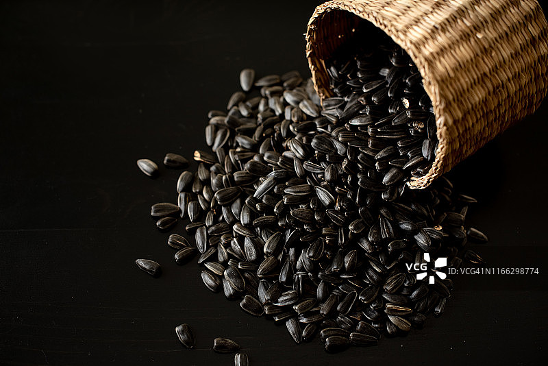 木质背景葵花籽（俯视，含留白）图片素材