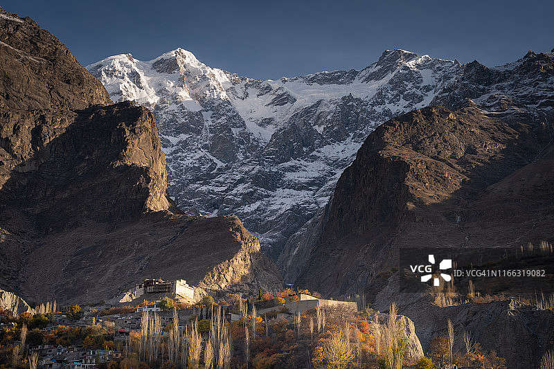 秋季罕萨山谷的巴尔蒂特堡与乌尔塔尔萨尔山峰，喀喇昆仑山脉，巴基斯坦吉尔吉特-巴尔蒂斯坦图片素材