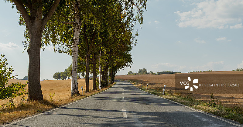 德国下萨克森州哥廷根巴特萨克萨的乡村公路图片素材