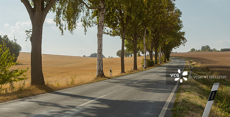 德国下萨克森州哥廷根巴特萨克萨的乡村公路图片素材
