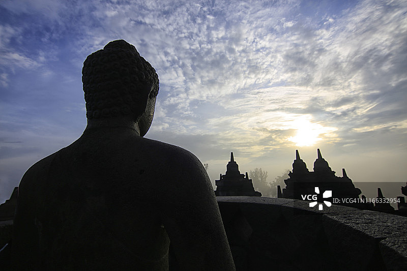 日出时婆罗浮屠佛像剪影图片素材