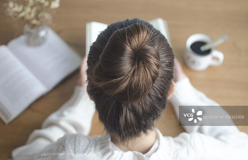 少女读书的俯视照片图片素材