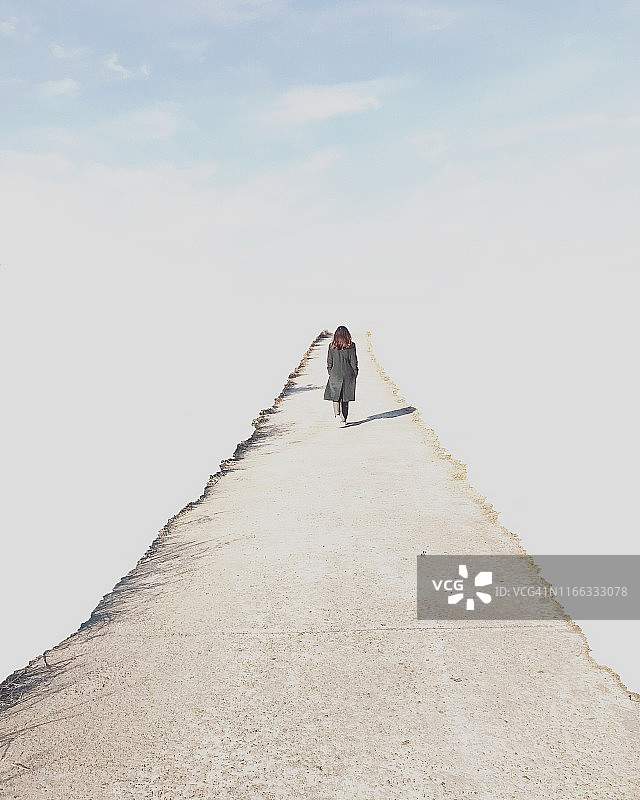 女人走在通往韩国天空的小路上图片素材