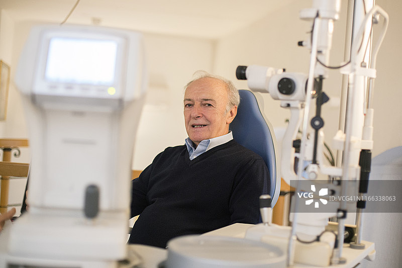 年长的男人在做眼科检查图片素材