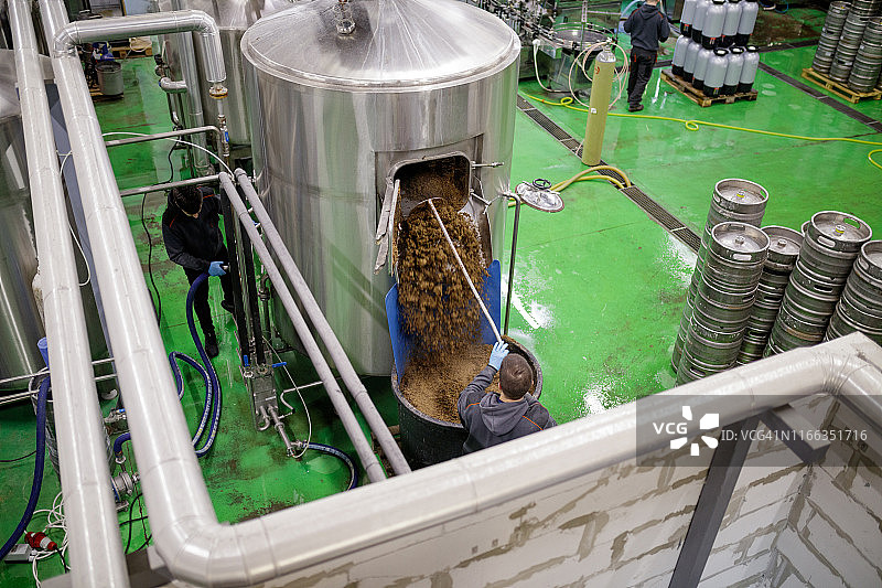 从酿造机中卸啤酒花图片素材