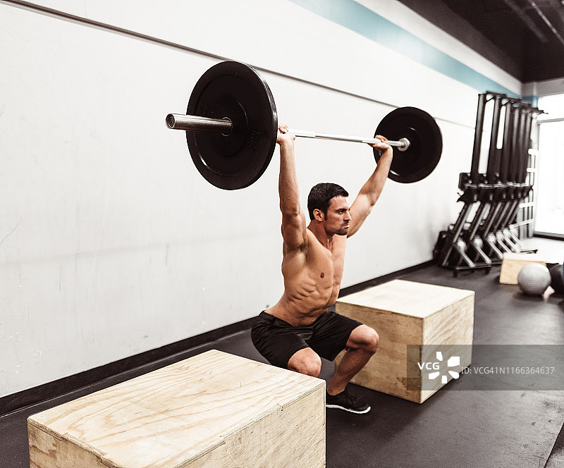 用杠铃做深蹲图片素材