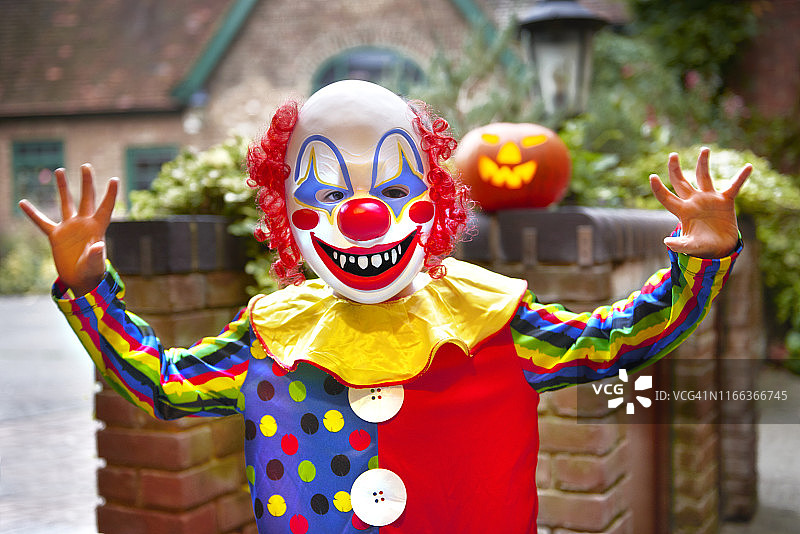 儿童穿着小丑万圣节服装图片素材