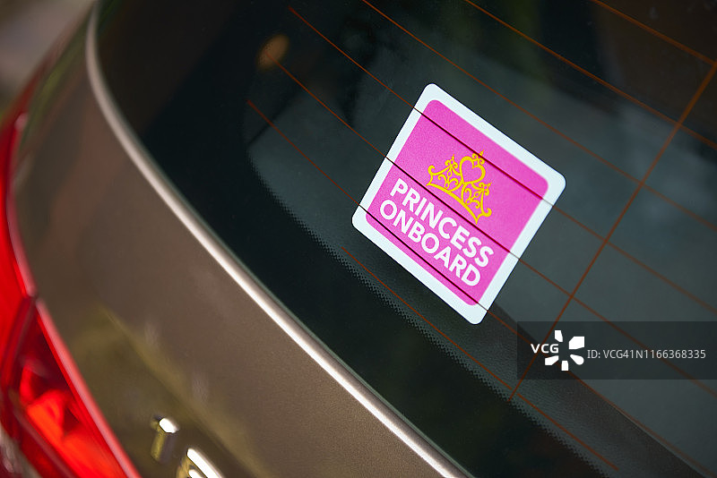 粉色“公主在车上”汽车贴纸图片素材