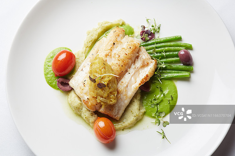 俯视角度拍摄的烤鱼美食图片素材