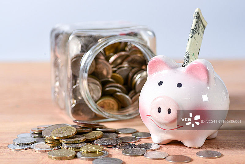 小猪存钱罐和储蓄罐图片素材