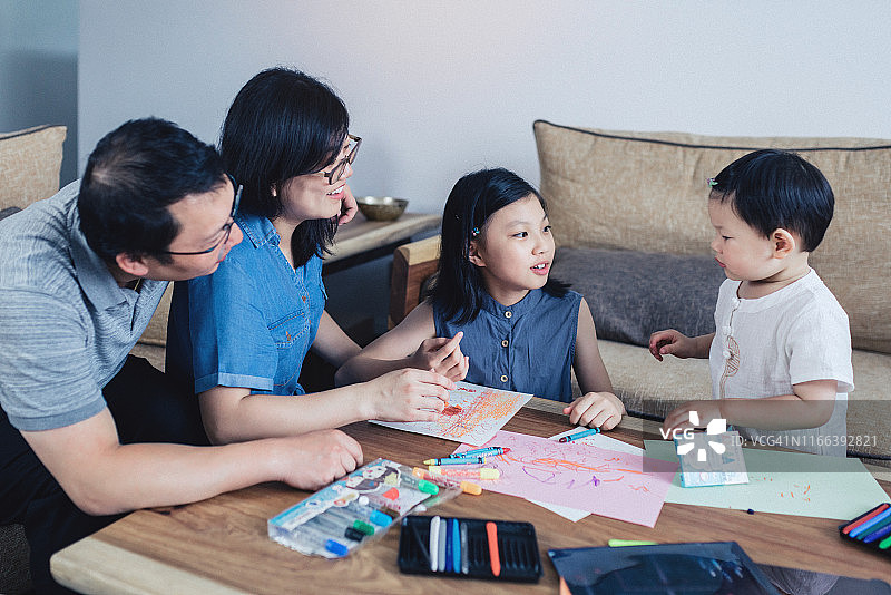 幸福的年轻家庭和两个小孩图片素材