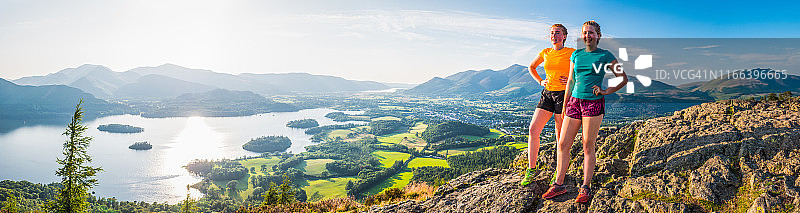 年轻女性越野跑者俯瞰山景湖泊图片素材