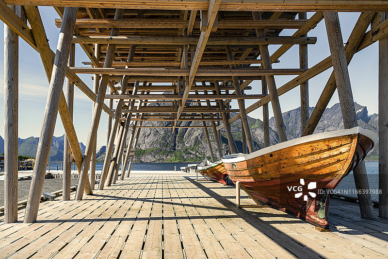 挪威罗弗敦群岛萨克里索伊渔村用于鳕鱼晾晒的木结构图片素材