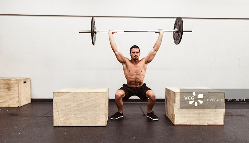 用杠铃做深蹲图片素材