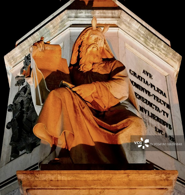 圣母玛利亚石窟中的圣人图片素材