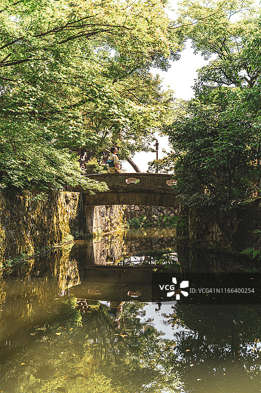 身穿和服站在桥上的女人图片素材
