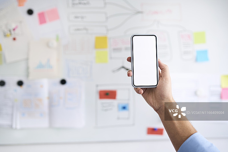 男人在白板前举起智能手机图片素材