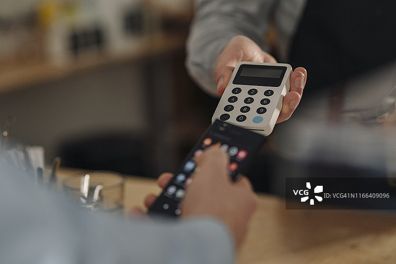 顾客在咖啡店非接触式支付图片素材