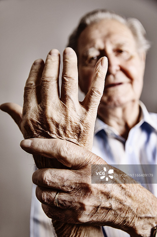 老年男人的手部特写图片素材