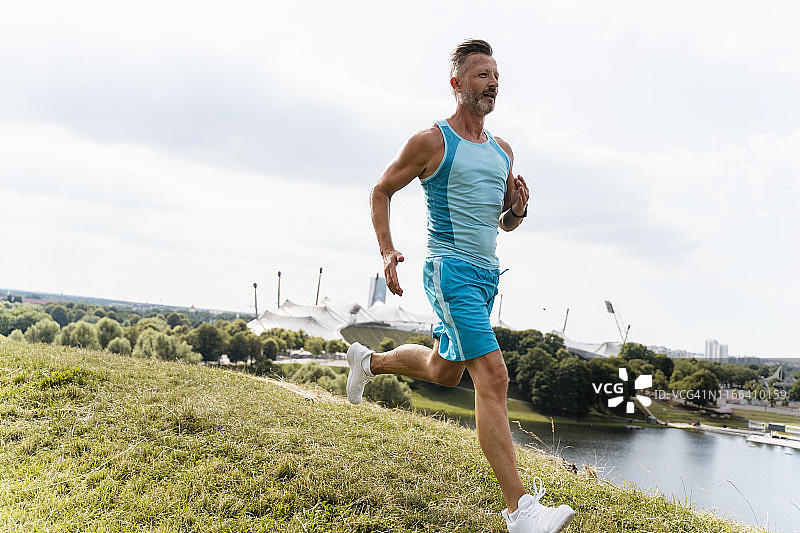 在公园里慢跑的运动型男人图片素材