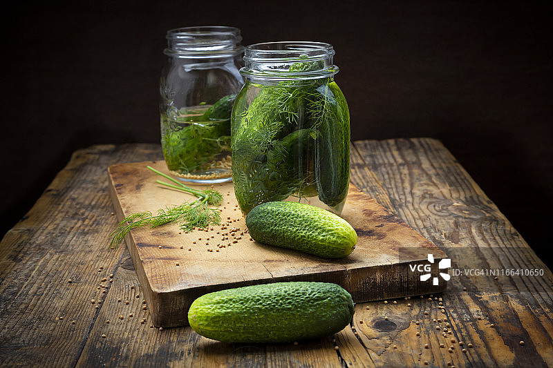 装在罐子里的腌酸黄瓜，配芥末籽和莳萝图片素材