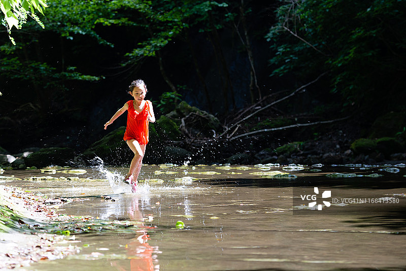女孩在山涧里玩耍图片素材