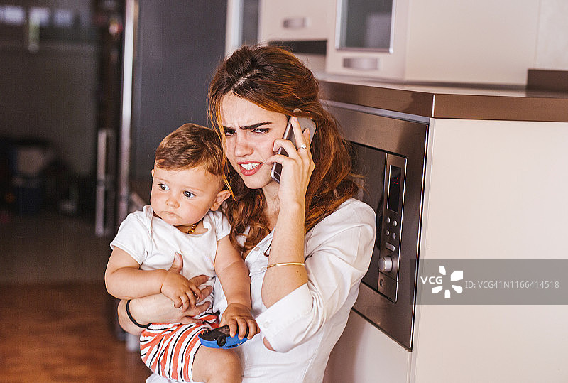 烦恼的母亲和儿子打电话图片素材