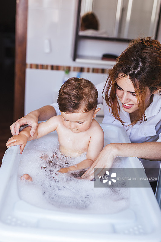 母亲给小儿子洗澡图片素材