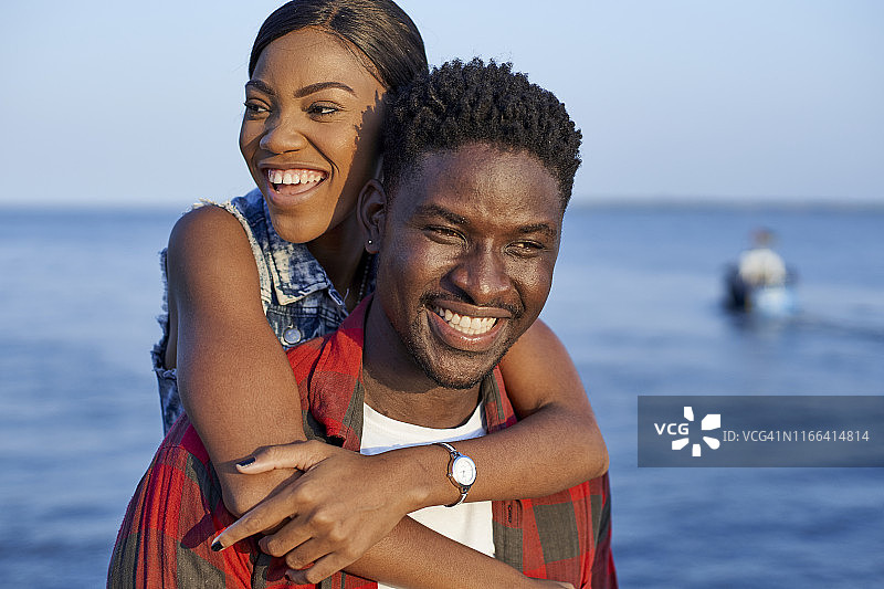 情侣站在海边，肖像图片素材