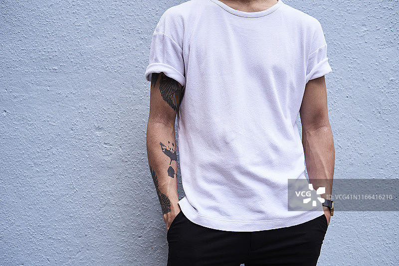 有纹身手臂的年轻男人局部视图图片素材