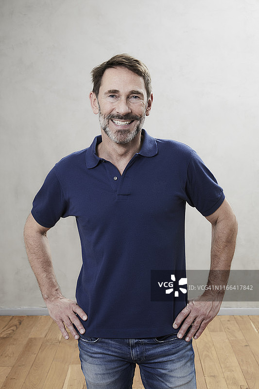 微笑的年长男人像图片素材