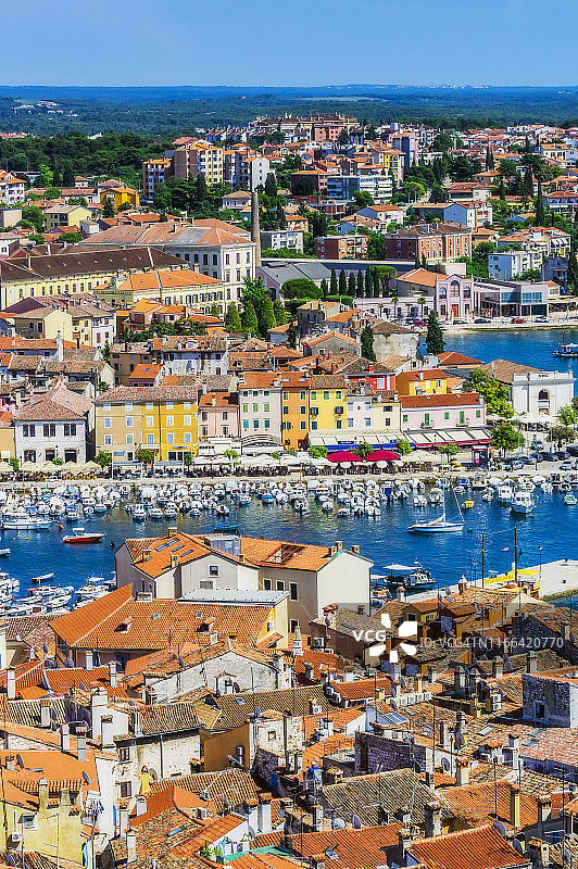 从圣尤菲米娅教堂俯瞰克罗地亚罗维尼图片素材