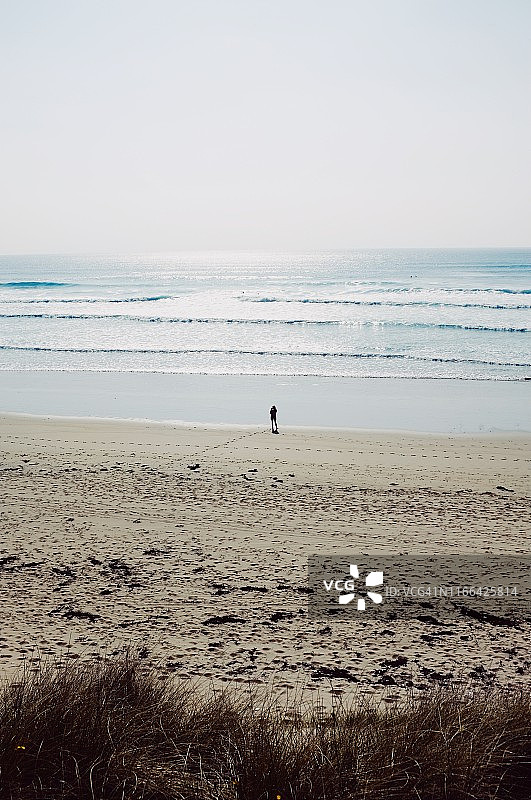 海滩上母亲和孩子的剪影图片素材