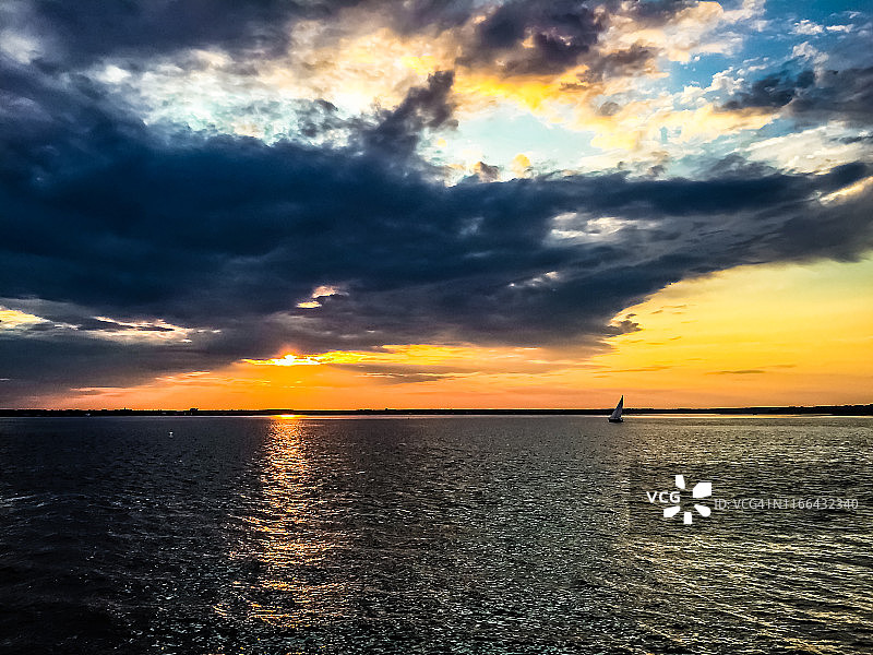 加拿大新不伦瑞克省谢迪亚克湾的日落图片素材