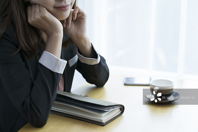 成功商业女性在现代办公室工作特写图片素材