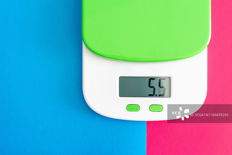 彩色背景上的数字厨房秤图片素材