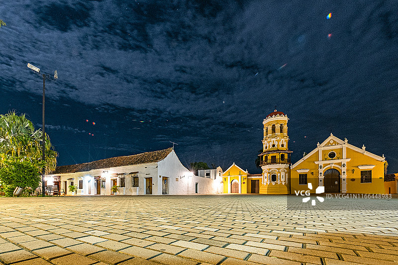蒙波斯圣巴巴拉广场夜景图片素材